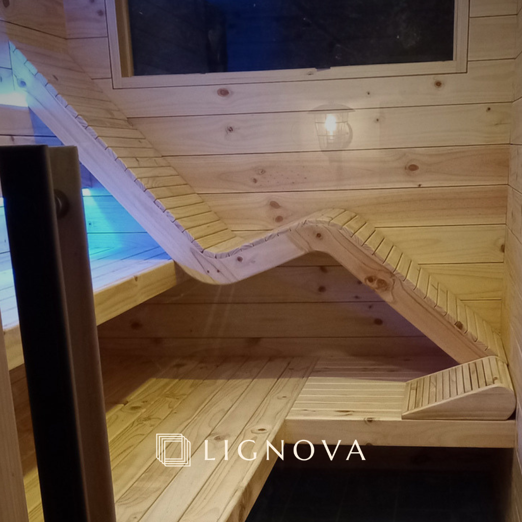 Silla y reposacabezas ergonómico en madera de teca seleccionada para sauna seco.
