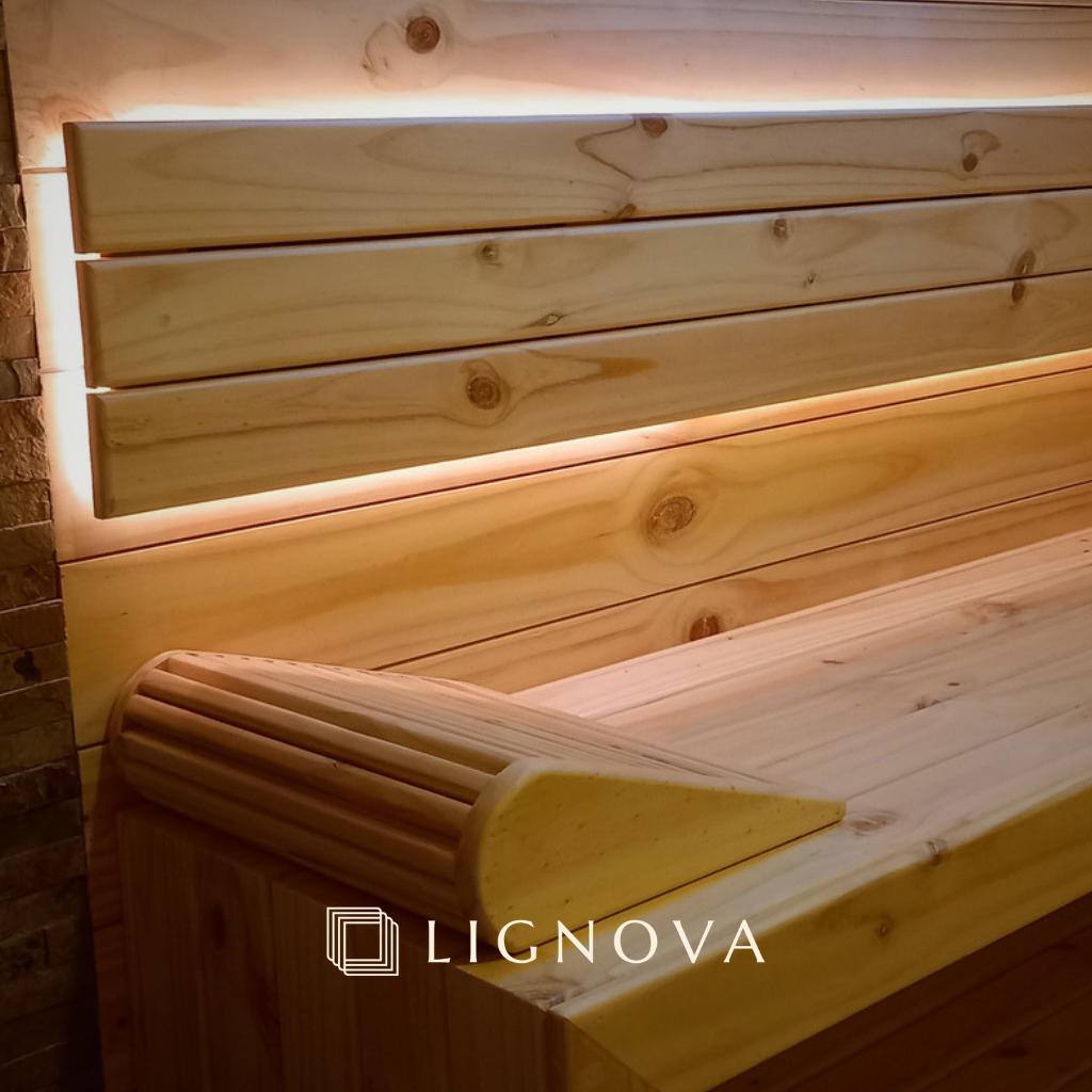 Reposacabezas ergonómico en madera de teca seleccionada para sauna seco e iluminación indirecta.