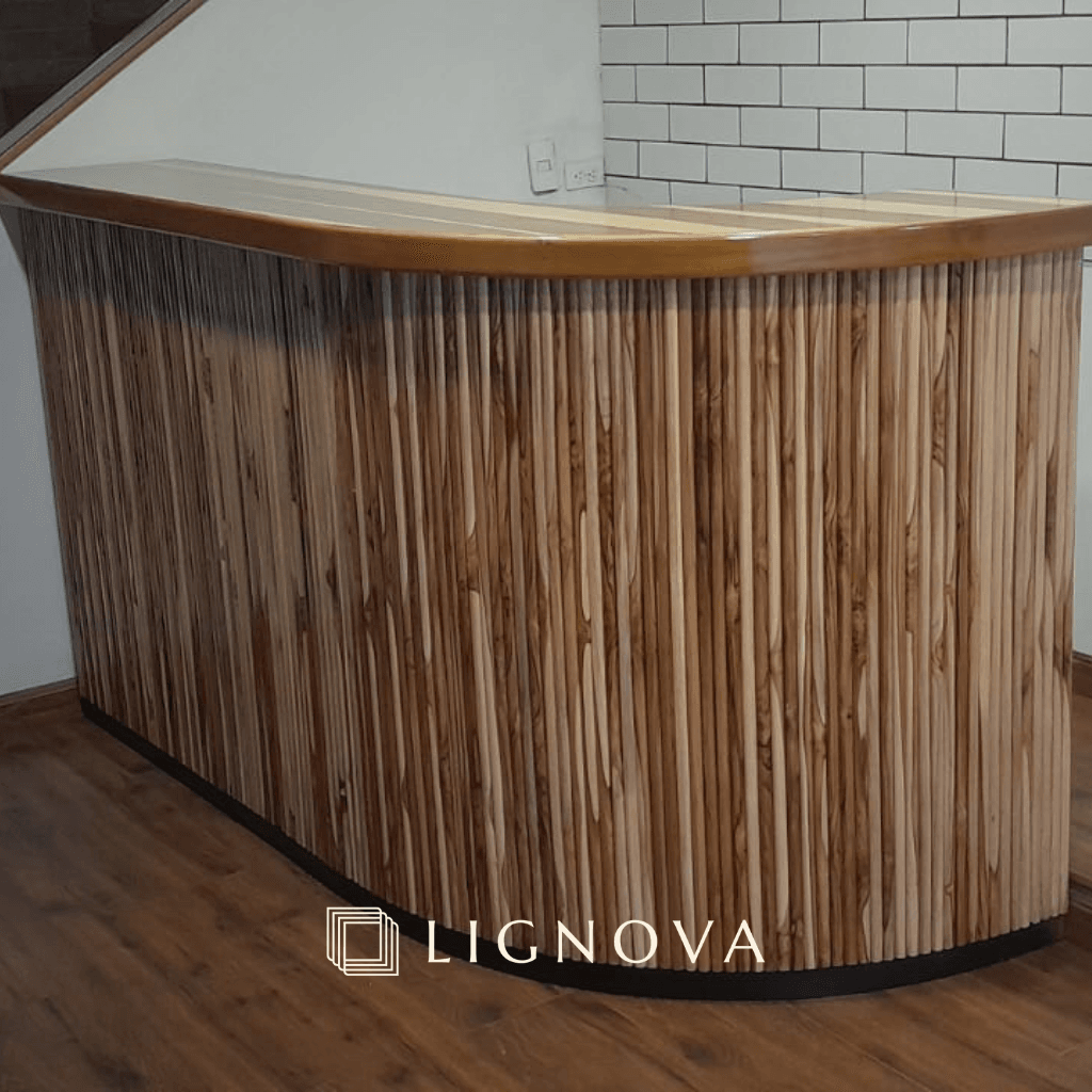 Muebles y bancas de descanso personalizados para áreas sociales y zonas húmedas.